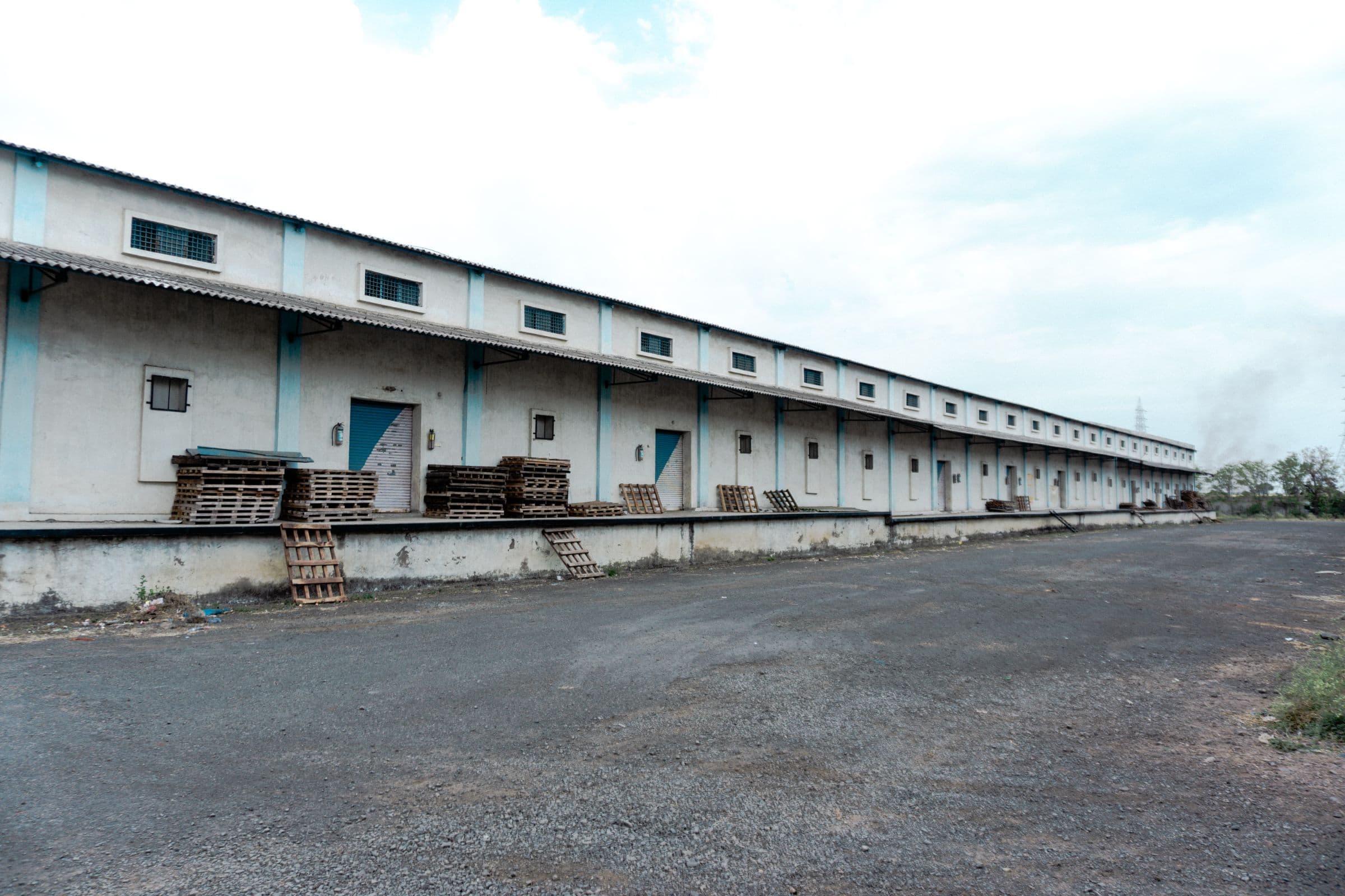 Raised loading platform running along a storage hall